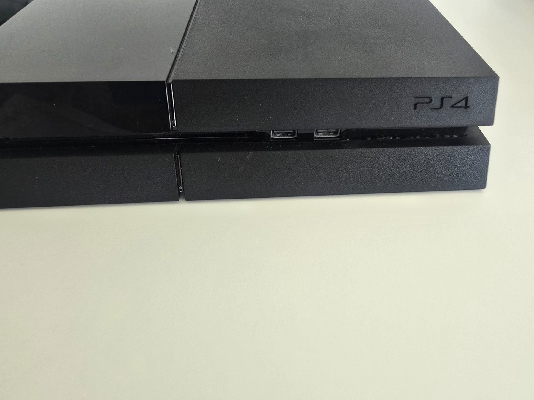 Sony Konsolen: PS4 Konsole mit 2 Controllern und Kabeln – Gebraucht aus Brugg AG von 19S16N 1